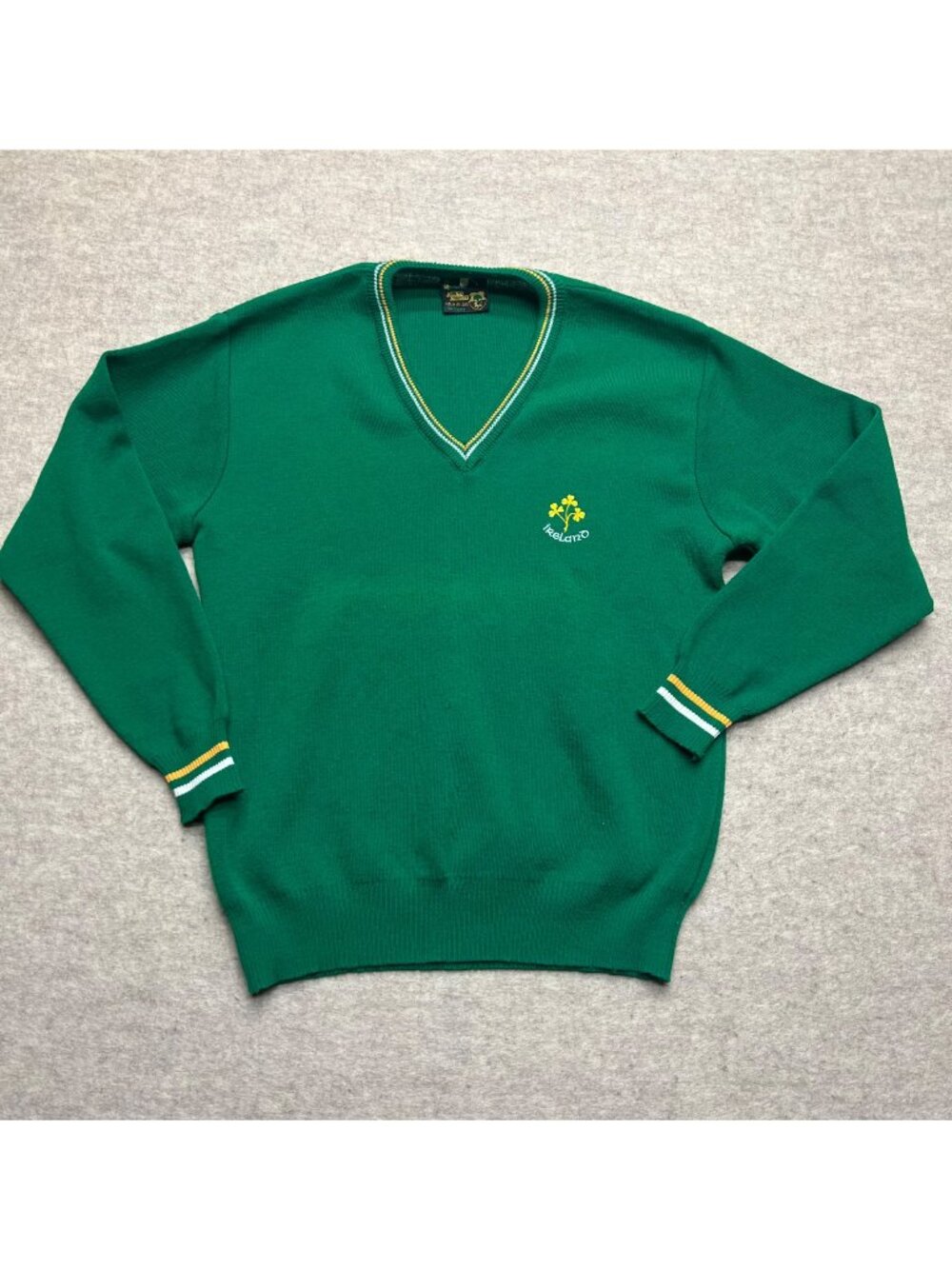 Vintage 90's Sugra Made in Ireland Green V-neck Sweater 42 Euro Large Men Unisex - Picture 1 of 11